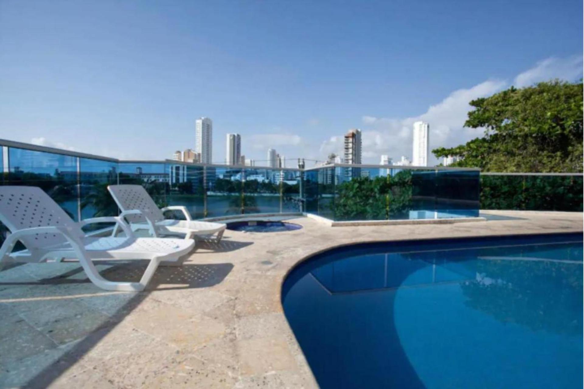 Con Piscina En El Laguito Bocagrande